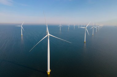 Dev yel değirmeni türbinleri, okyanus açıklarındaki yel değirmeni çiftliği, Westermeerwind parkı, deniz kenarında izole edilmiş yel değirmenleri Hollanda Flevoland Noordoostpolder