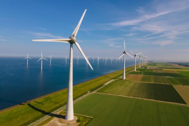 Dev yel değirmeni türbinleri, okyanus açıklarındaki yel değirmeni çiftliği, Westermeerwind parkı, deniz kenarında izole edilmiş yel değirmenleri Hollanda Flevoland Noordoostpolder