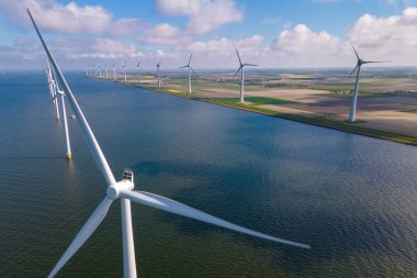 Dev yel değirmeni türbinleri, okyanus açıklarındaki yel değirmeni çiftliği, Westermeerwind parkı, deniz kenarında izole edilmiş yel değirmenleri Hollanda Flevoland Noordoostpolder