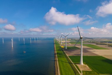 Dev yel değirmeni türbinleri, okyanus açıklarındaki yel değirmeni çiftliği, Westermeerwind parkı, deniz kenarında izole edilmiş yel değirmenleri Hollanda Flevoland Noordoostpolder