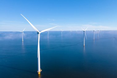 Dev yel değirmeni türbinleri, okyanus açıklarındaki yel değirmeni çiftliği, Westermeerwind parkı, deniz kenarında izole edilmiş yel değirmenleri Hollanda Flevoland Noordoostpolder