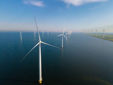 Dev yel değirmeni türbinleri, okyanus açıklarındaki yel değirmeni çiftliği, Westermeerwind parkı, deniz kenarında izole edilmiş yel değirmenleri Hollanda Flevoland Noordoostpolder
