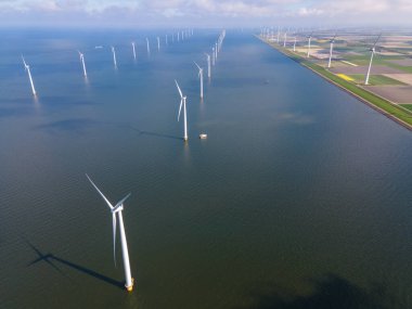 Dev yel değirmeni türbinleri, okyanus açıklarındaki yel değirmeni çiftliği, Westermeerwind parkı, deniz kenarında izole edilmiş yel değirmenleri Hollanda Flevoland Noordoostpolder