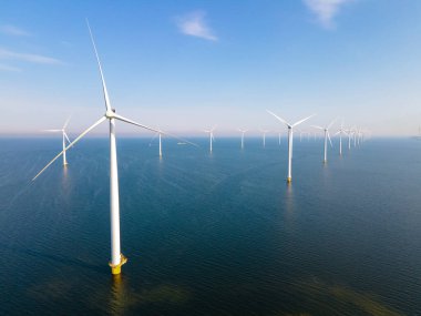 Dev yel değirmeni türbinleri, okyanus açıklarındaki yel değirmeni çiftliği, Westermeerwind parkı, deniz kenarında izole edilmiş yel değirmenleri Hollanda Flevoland Noordoostpolder