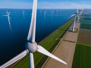 Dev yel değirmeni türbinleri, okyanus açıklarındaki yel değirmeni çiftliği, Westermeerwind parkı, deniz kenarında izole edilmiş yel değirmenleri Hollanda Flevoland Noordoostpolder