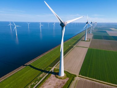 Dev yel değirmeni türbinleri, okyanus açıklarındaki yel değirmeni çiftliği, Westermeerwind parkı, deniz kenarında izole edilmiş yel değirmenleri Hollanda Flevoland Noordoostpolder