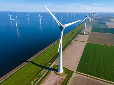 Dev yel değirmeni türbinleri, okyanus açıklarındaki yel değirmeni çiftliği, Westermeerwind parkı, deniz kenarında izole edilmiş yel değirmenleri Hollanda Flevoland Noordoostpolder