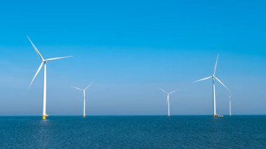 Dev yel değirmeni türbinleri, okyanus açıklarındaki yel değirmeni çiftliği, Westermeerwind parkı, deniz kenarında izole edilmiş yel değirmenleri Hollanda Flevoland Noordoostpolder