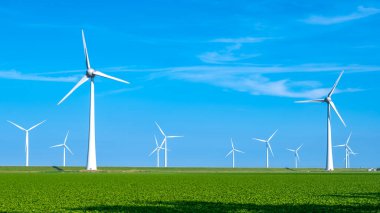 Dev yel değirmeni türbinleri, okyanus açıklarındaki yel değirmeni çiftliği, Westermeerwind parkı, deniz kenarında izole edilmiş yel değirmenleri Hollanda Flevoland Noordoostpolder