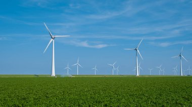 Dev yel değirmeni türbinleri, okyanus açıklarındaki yel değirmeni çiftliği, Westermeerwind parkı, deniz kenarında izole edilmiş yel değirmenleri Hollanda Flevoland Noordoostpolder