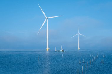 Dev yel değirmeni türbinleri, okyanus açıklarındaki yel değirmeni çiftliği, Westermeerwind parkı, deniz kenarında izole edilmiş yel değirmenleri Hollanda Flevoland Noordoostpolder