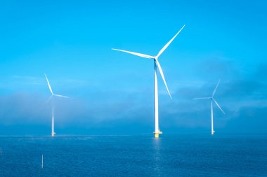 Dev yel değirmeni türbinleri, okyanus açıklarındaki yel değirmeni çiftliği, Westermeerwind parkı, deniz kenarında izole edilmiş yel değirmenleri Hollanda Flevoland Noordoostpolder