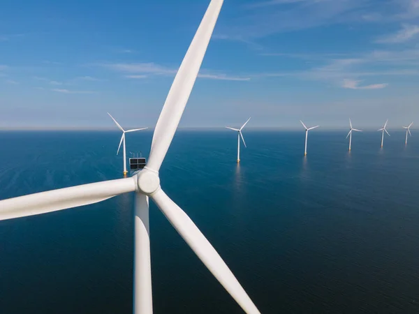 巨大な風車、海の洋上風力発電所Westmeerwind公園、美しい明るい日に海で孤立した風車オランダ｜Flevoland Noordoostpolder — ストック写真