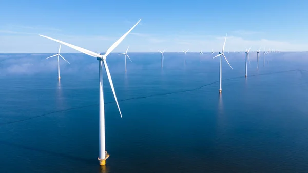 Enormes turbinas de molinos de viento, Offshore Windmill granja en el océano Westermeerwind park, molinos de viento aislados en el mar en un hermoso día brillante Holanda Flevoland Noordoostpolder —  Fotos de Stock