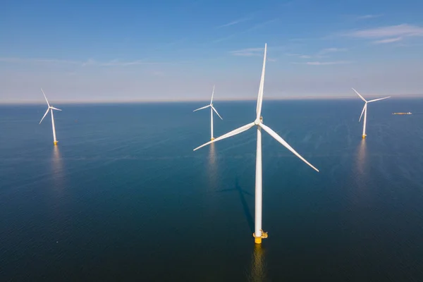 Turbinas de moinho de vento enormes, fazenda de moinho de vento offshore no oceano Westermeerwind park, moinhos de vento isolados no mar em um belo dia brilhante Holanda Flevoland Noordoostpolder — Fotografia de Stock