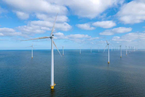 Dev yel değirmeni türbinleri, okyanus açıklarındaki yel değirmeni çiftliği, Westermeerwind parkı, deniz kenarında izole edilmiş yel değirmenleri Hollanda Flevoland Noordoostpolder