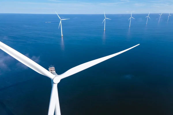巨大的风车涡轮机，大海中的离岸风车农场，西风公园里的风车，在一个美丽的阳光明媚的日子隔离在海上的荷兰弗洛尔和诺德鲁斯特沃尔德 — 图库照片