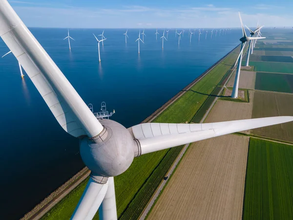 Dev yel değirmeni türbinleri, okyanus açıklarındaki yel değirmeni çiftliği, Westermeerwind parkı, deniz kenarında izole edilmiş yel değirmenleri Hollanda Flevoland Noordoostpolder