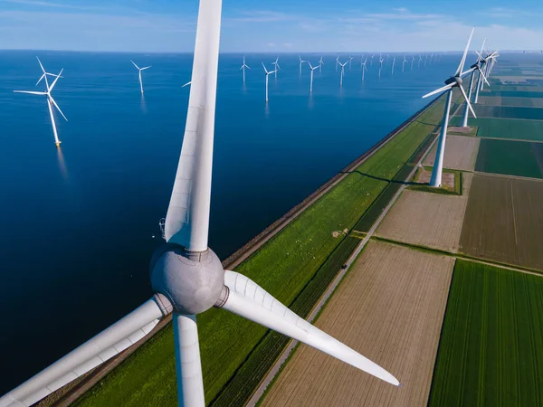 Dev yel değirmeni türbinleri, okyanus açıklarındaki yel değirmeni çiftliği, Westermeerwind parkı, deniz kenarında izole edilmiş yel değirmenleri Hollanda Flevoland Noordoostpolder