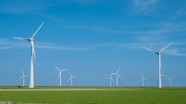D'énormes éoliennes, parc éolien offshore dans l'océan Parc éolien Westermeerwind, moulins isolés en mer par une belle journée lumineuse Pays-Bas Flevoland Noordoostpolder — Photo