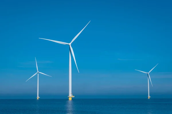 Hatalmas szélmalom turbinák, Offshore Windmill farm az óceán nyugati szélerőműparkjában, szélmalmok elszigetelve a tengeren egy gyönyörű fényes napon Hollandia Flevoland Noordoostpolder — Stock Fotó