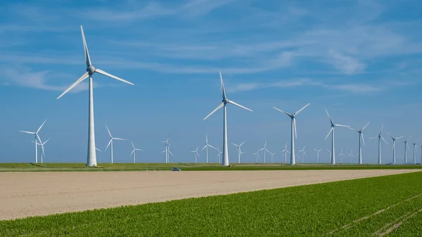 Enormes turbinas de molinos de viento, Offshore Windmill granja en el océano Westermeerwind park, molinos de viento aislados en el mar en un hermoso día brillante Holanda Flevoland Noordoostpolder — Foto de Stock