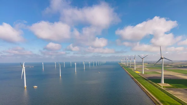 Величезні вітряні турбіни, офшорна вітряна ферма в океані Westermeerwind Park, вітряні млини ізольовані в морі в чудовий день Нідерланди Flevoland Noordoostpolder — стокове фото