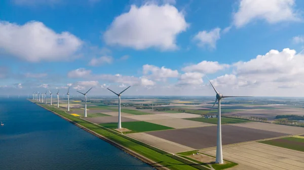 Величезні вітряні турбіни, офшорна вітряна ферма в океані Westermeerwind Park, вітряні млини ізольовані в морі в чудовий день Нідерланди Flevoland Noordoostpolder — стокове фото