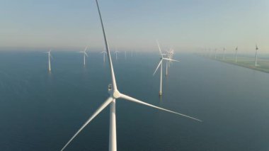Dev yel değirmeni türbinleri, okyanus açıklarındaki yel değirmeni çiftliği, Westermeerwind parkı, deniz kenarında izole edilmiş yel değirmenleri Hollanda Flevoland Noordoostpolder