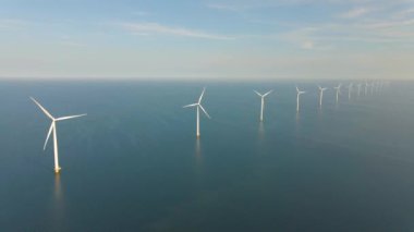 Dev yel değirmeni türbinleri, okyanus açıklarındaki yel değirmeni çiftliği, Westermeerwind parkı, deniz kenarında izole edilmiş yel değirmenleri Hollanda Flevoland Noordoostpolder