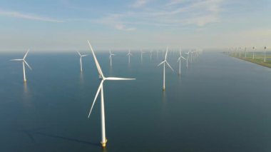 Dev yel değirmeni türbinleri, okyanus açıklarındaki yel değirmeni çiftliği, Westermeerwind parkı, deniz kenarında izole edilmiş yel değirmenleri Hollanda Flevoland Noordoostpolder