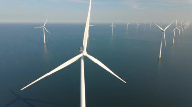 Dev yel değirmeni türbinleri, okyanus açıklarındaki yel değirmeni çiftliği, Westermeerwind parkı, deniz kenarında izole edilmiş yel değirmenleri Hollanda Flevoland Noordoostpolder