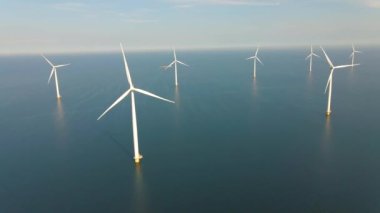 Dev yel değirmeni türbinleri, okyanus açıklarındaki yel değirmeni çiftliği, Westermeerwind parkı, deniz kenarında izole edilmiş yel değirmenleri Hollanda Flevoland Noordoostpolder