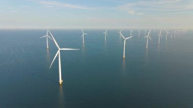 Dev yel değirmeni türbinleri, okyanus açıklarındaki yel değirmeni çiftliği, Westermeerwind parkı, deniz kenarında izole edilmiş yel değirmenleri Hollanda Flevoland Noordoostpolder