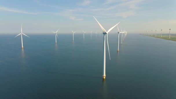 Obrovské větrné turbíny, Větrná mlýnská farma v oceánu Westermeerwind park, větrné mlýny izolované na moři za krásného jasného dne Nizozemsko Flevoland Noordoostpolder — Stock video