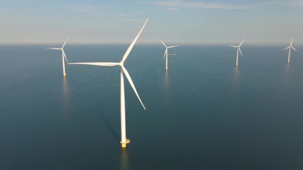 Turbinas de moinho de vento enormes, fazenda de moinho de vento offshore no oceano Westermeerwind park, moinhos de vento isolados no mar em um belo dia brilhante Holanda Flevoland Noordoostpolder — Vídeo de Stock
