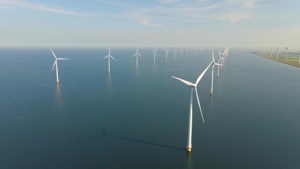 Enormes turbinas de molinos de viento, Offshore Windmill granja en el océano Westermeerwind park, molinos de viento aislados en el mar en un hermoso día brillante Holanda Flevoland Noordoostpolder — Vídeos de Stock