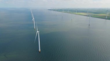 Dev yel değirmeni türbinleri, okyanus açıklarındaki yel değirmeni çiftliği, Westermeerwind parkı, deniz kenarında izole edilmiş yel değirmenleri Hollanda Flevoland Noordoostpolder