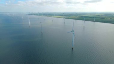 Dev yel değirmeni türbinleri, okyanus açıklarındaki yel değirmeni çiftliği, Westermeerwind parkı, deniz kenarında izole edilmiş yel değirmenleri Hollanda Flevoland Noordoostpolder