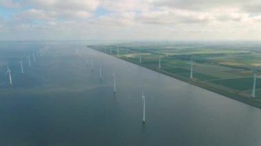 Dev yel değirmeni türbinleri, okyanus açıklarındaki yel değirmeni çiftliği, Westermeerwind parkı, deniz kenarında izole edilmiş yel değirmenleri Hollanda Flevoland Noordoostpolder