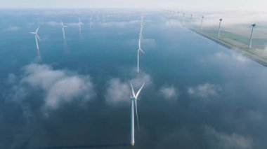 Dev yel değirmeni türbinleri, okyanus açıklarındaki yel değirmeni çiftliği, Westermeerwind parkı, deniz kenarında izole edilmiş yel değirmenleri Hollanda Flevoland Noordoostpolder