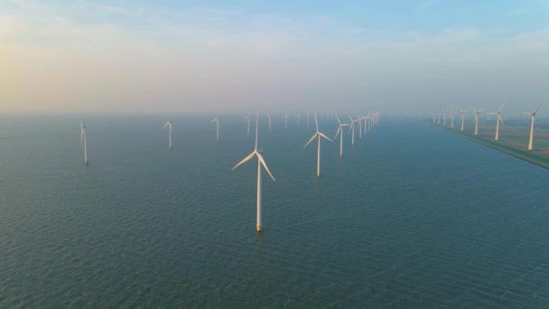 Огромные ветряные мельницы, оффшорная ветряная мельница в океане Westermeerwind park, ветряные мельницы изолированы в море в прекрасный светлый день Нидерланды Flevoland Noordoostpolder — стоковое видео