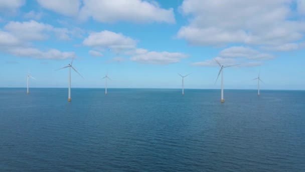 Enorme windmolens, Offshore Windmolenpark in de oceaan Westermeerwindpark, windmolens geïsoleerd op zee op een prachtige heldere dag Nederland Flevoland Noordoostpolder — Stockvideo