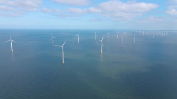 Turbinas de moinho de vento enormes, fazenda de moinho de vento offshore no oceano Westermeerwind park, moinhos de vento isolados no mar em um belo dia brilhante Holanda Flevoland Noordoostpolder — Vídeo de Stock