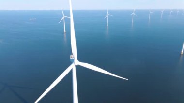 Dev yel değirmeni türbinleri, okyanus açıklarındaki yel değirmeni çiftliği, Westermeerwind parkı, deniz kenarında izole edilmiş yel değirmenleri Hollanda Flevoland Noordoostpolder