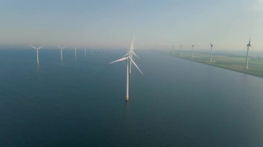 Dev yel değirmeni türbinleri, okyanus açıklarındaki yel değirmeni çiftliği, Westermeerwind parkı, deniz kenarında izole edilmiş yel değirmenleri Hollanda Flevoland Noordoostpolder