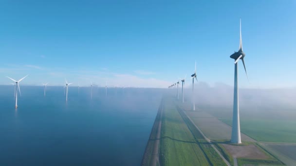 Turbinas de moinho de vento enormes, fazenda de moinho de vento offshore no oceano Westermeerwind park, moinhos de vento isolados no mar em um belo dia brilhante Holanda Flevoland Noordoostpolder — Vídeo de Stock