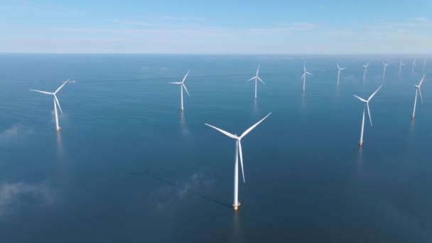 Turbinas de moinho de vento enormes, fazenda de moinho de vento offshore no oceano Westermeerwind park, moinhos de vento isolados no mar em um belo dia brilhante Holanda Flevoland Noordoostpolder — Vídeo de Stock