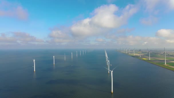 Hatalmas szélmalom turbinák, Offshore Windmill farm az óceán nyugati szélerőműparkjában, szélmalmok elszigetelve a tengeren egy gyönyörű fényes napon Hollandia Flevoland Noordoostpolder — Stock videók