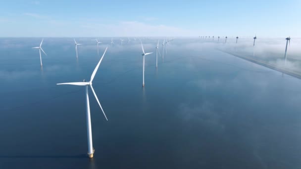 Enormes turbinas de molinos de viento, Offshore Windmill granja en el océano Westermeerwind park, molinos de viento aislados en el mar en un hermoso día brillante Holanda Flevoland Noordoostpolder — Vídeos de Stock